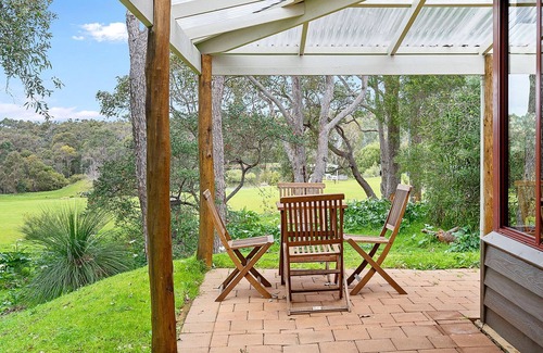 Quedjinup Cottage | Wake up to serenity, kangaroos & rural views.
