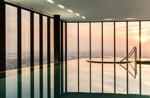 Southbank Apartment | Wake Up to the Sunrise Next to Casino with Sky Pool