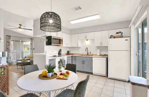 Galveston Apartment | Walk 2 Beach | Pool | Pet Friendly | Beach Gear