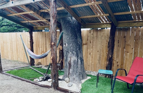Concan House | Walk 2 Frio River & Entertainment, Cool Cabana, Wifi, Large Kitchen, Concan!