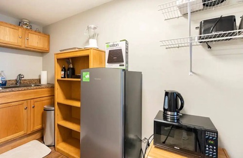 London House | Walk-out:patio:self Check-in:private:open-concept