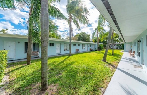 Santa Barbara Estates Apartment | Walk Pompano Beach From Our Cozy One Bedroom Apt