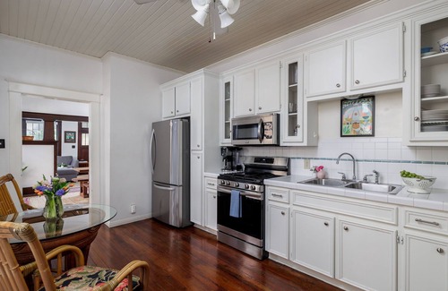 Clarksville House | Walk to 6th, Free Parking | The Porch by Portoro