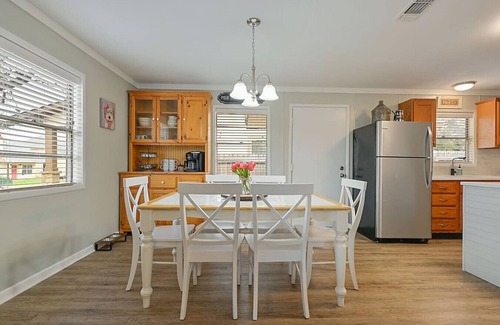 College Station House | Walk to A&M - College Station home + Game Room