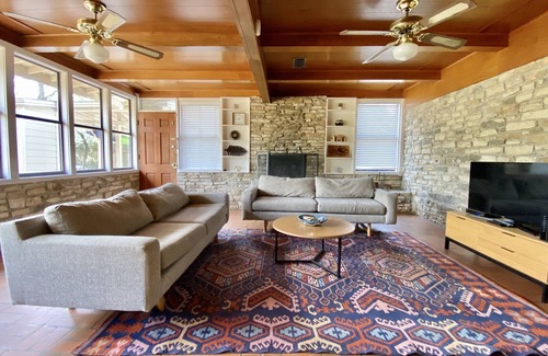 Bluffington House | WALK TO ACL FEST - Sleeps10 with Hilltop Privacy