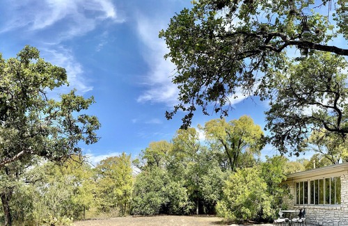 Bluffington House | WALK TO ACL FEST - Sleeps10 with Hilltop Privacy