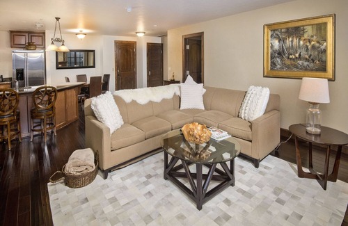 Avon Condo | Walk to Avon | Free Shuttle to the Slopes | Pool & Hot Tub!