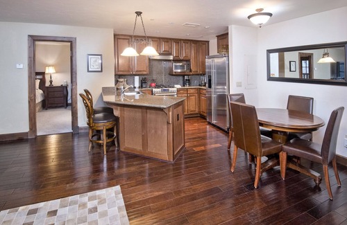 Avon Condo | Walk to Avon | Free Shuttle to the Slopes | Pool & Hot Tub!