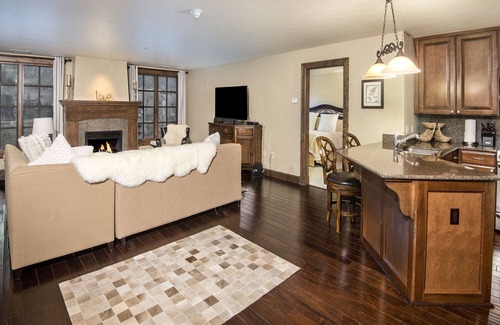 Avon Condo | Walk to Avon | Free Shuttle to the Slopes | Pool & Hot Tub!