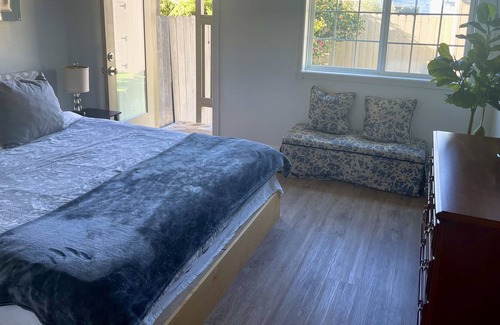 Outer Mission Apartment | Walk to BART in under ten minutes. Easy street parking. 2 bedroom apartment.