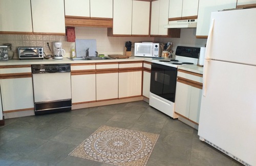 Butler Beach House | WALK TO BEACH AND ESTUARY and DOG FRIENDLY