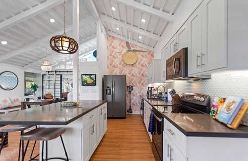 Kaanapali Cottage | Walk to beach - bungalow + Bikes & Pickleball gear