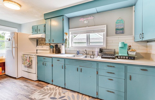 Moclips Cottage | Walk to Beach: Charming Home - 3 Mi to Seabrook