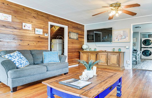 Moclips Cottage | Walk to Beach: Charming Home - 3 Mi to Seabrook