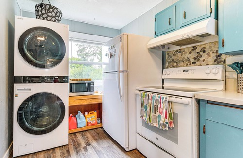 Moclips Cottage | Walk to Beach: Charming Home - 3 Mi to Seabrook
