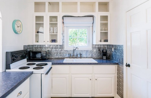 Newport East House | WALK to BEACH/CLIFF WALK! FANTASTIC Location! Newport so close! Pets OK! Deck!
