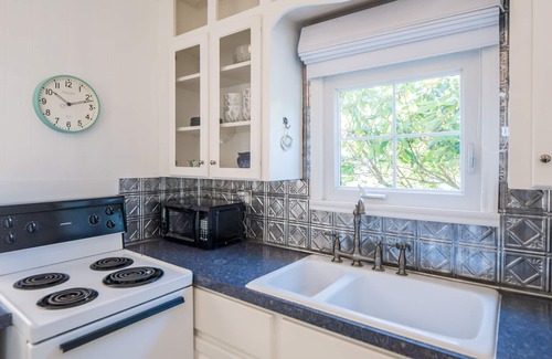 Newport East House | WALK to BEACH/CLIFF WALK! FANTASTIC Location! Newport so close! Pets OK! Deck!