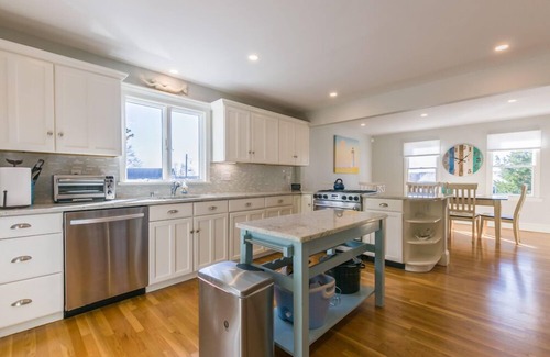 Sandwich House | Walk to Beach Close to Cape Cod Canal