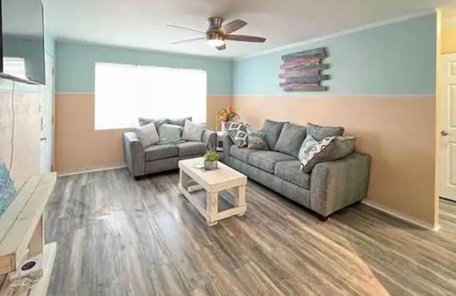 Roberta Heights In Oakdale Park Cottage | Walk to Beach Cottage with a Lemon tree.