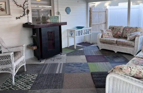 Roberta Heights In Oakdale Park Cottage | Walk to Beach Cottage with a Lemon tree.