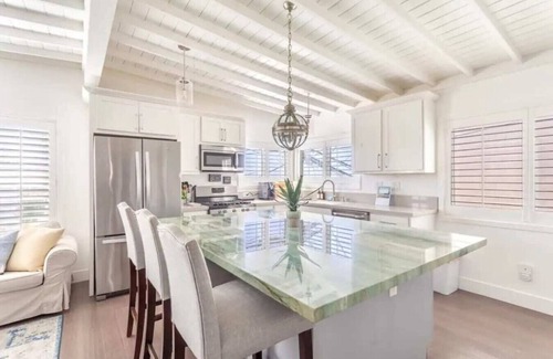 El Porto Apartment | Walk to beach from the newly renovated home