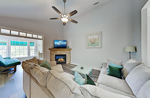 Vaught Condo | Walk to Beach & Golf! Pristine Savannah Shores Condo w/ Pool & Putting Green