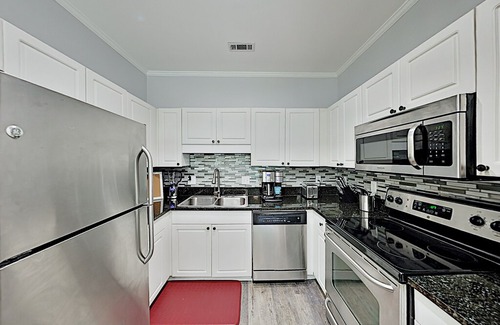 Vaught Condo | Walk to Beach & Golf! Pristine Savannah Shores Condo w/ Pool & Putting Green
