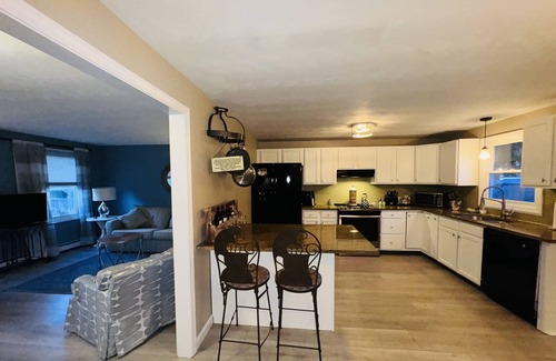 Newport East House | Walk to beach! Great large outdoor patio. Still booking fall 2025!