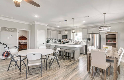 Galveston House | Walk to Beach: Group Getaway in Galveston!