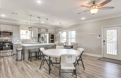 Galveston House | Walk to Beach: Group Getaway in Galveston!