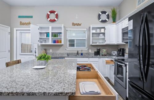 Corpus Christi House | Walk to Beach Heated Pool BBQ Area Balcony Island
