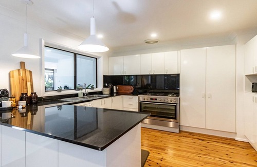 Pearl Beach House | Walk to beach, hot tub & firepit