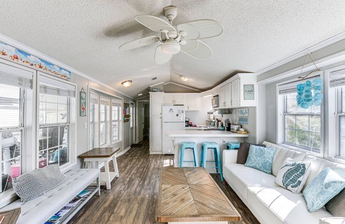 Miramar Beach Cottage | Walk to Beach: ‘Miramar Tropical Cabana’ w/Deck!