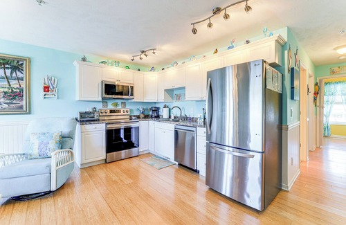 Surf City Condo | Walk to Beach & Pier: Quiet Retreat in Surf City