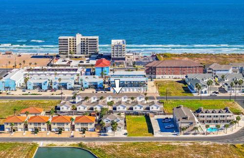 Corpus Christi House | Walk to Beach Shared Pool & Grill Dog Friendly