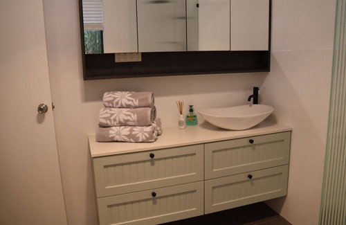 Falcon House | Walk to beach then relax under the gumtrees.