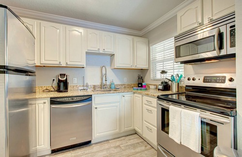 Siesta Key Village Condo | Walk to Beach + Village, Beach Gear Included