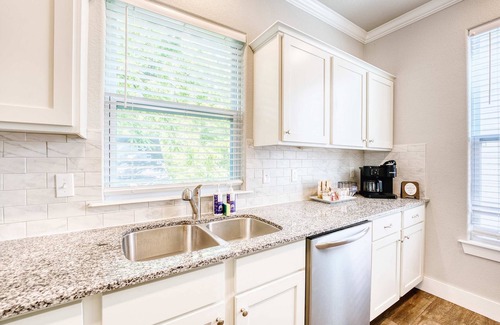 Fayetteville House | Walk-to-Campus 6BR Retreat - Steps to Razorback Stadium & UA