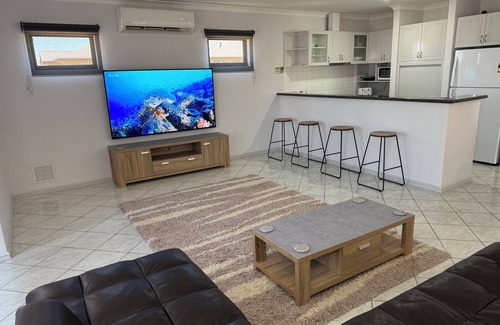 Dudley Park House | Walk to City Centre and Town Beach Downtown on Davey