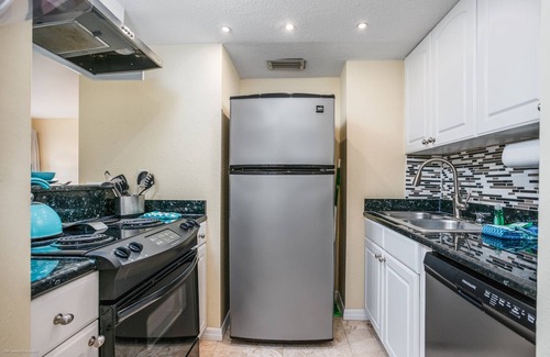 Siesta Key Condo | Walk to Crescent Beach | Lanai Bay Views | Heated Pool | Ground Floor | Private Fishing Pier
