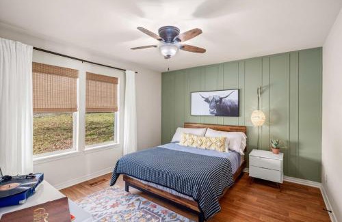 Fayetteville House | Walk to Dickson St - Pet-Friendly Home with Yard