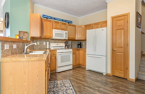 Summit Cove House | Walk to Dining, Relax in Hot Tub. Enjoy Lake/Mountain Views. Central to World-Class Skiing/Trails