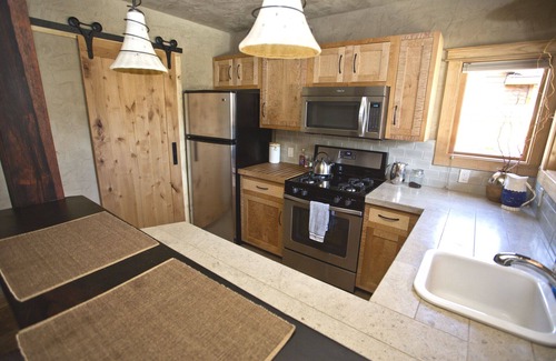 River West Cottage | Walk to downtown and amphitheater