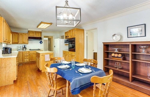 Henderson House | Walk to Dtwn & Freed-Hardeman: Home w/Fenced Yard