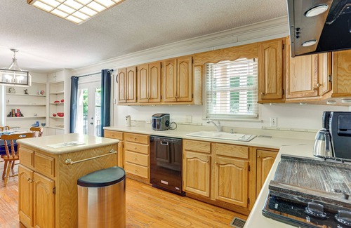 Henderson House | Walk to Dtwn & Freed-Hardeman: Home w/Fenced Yard
