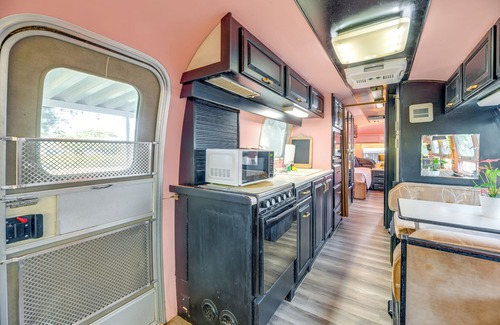 Fulton House | Walk to Dtwn & Pier: Fulton Airstream Retreat!