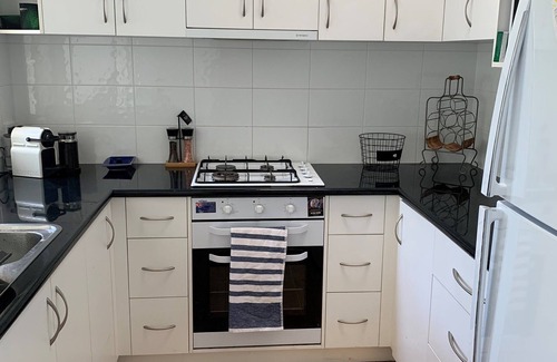 Lakes Entrance House | Walk to everything! Beach house backs onto parkland and 700m to the footbridge.