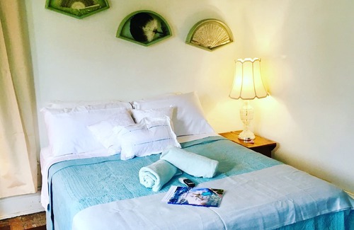 Downtown Niagara Falls Bed & Breakfast | Walk to Everything - Bay Window Room