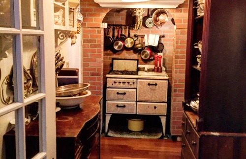 Downtown Niagara Falls Bed & Breakfast | Walk to Everything - Bay Window Room