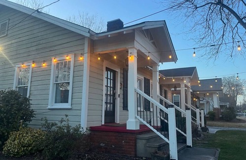 Gainesville Apartment | Walk to Gainesville Square for Fall Fun|Near NGHS